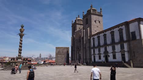 Breite-Aufnahme-Des-Platzes-Vor-Der-Kathedrale-Von-Porto-Und-Der-Prangerstatue-In-Porto,-Portugal