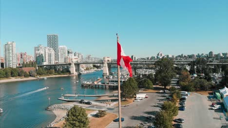 Kanadische-Flagge,-Granville-Bridge,-Downtown-Vancouver,-Strand,-Boote