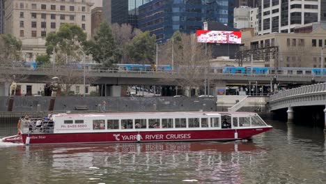 Melbourne-Touristen-Gehen-Tagsüber-über-Die-Yarra-Riverside-Walking-Queens-Bridge