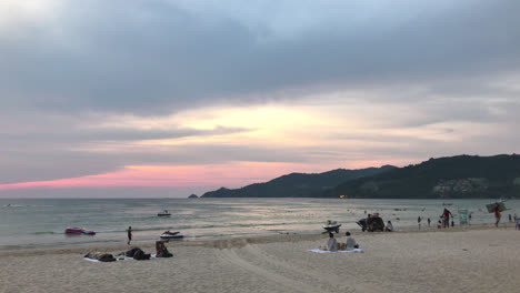 Phuket-Tailandia,-Alrededor:-Hermosa-Playa-Tropical-Y-Mar-Con-Cielo-Crepuscular-Al-Atardecer