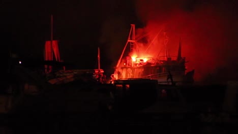 Große-Rote-Flammen-Im-Hafen