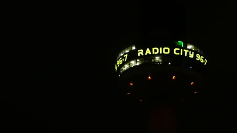 Torre-De-La-Ciudad-De-Radio-De-Liverpool-Iluminada-Contra-El-Cielo-Nocturno-Oscuro