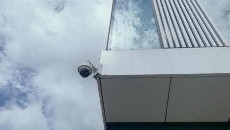 Überwachung-Außerhalb-Des-Gebäudes,-Im-Hintergrund-Ein-Blauer-Himmel-Mit-Ziehenden-Wolken,-Ein-Sicherer-Ort-Zum-Arbeiten-Und-Lernen