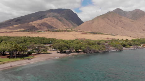 Un-Dron-Volando-Hacia-El-Parque-De-La-Playa-De-Olowalu-Y-Las-Montañas-Del-Oeste-De-Maui-Revela-Un-Hermoso-Destino-Para-Bucear