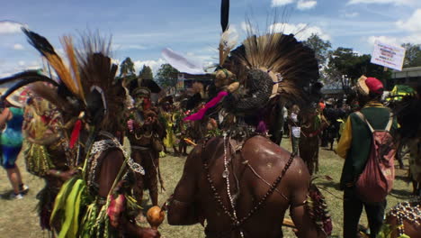 Tribu-De-Papúa-Nueva-Guinea-Bailando-En-El-Festival-Singsing