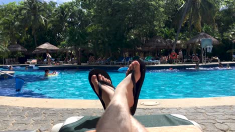 Füße-Hoch-An-Einem-Belebten-Pool-In-Mexiko