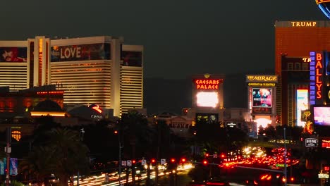 Las-Vegas-Strip-Sonnenuntergang,-Zeitraffer-Des-Boulevardverkehrs,-Trump-And-Mirage-Hotel-Und-Castino-Und-Bunte-Stadtbeleuchtung