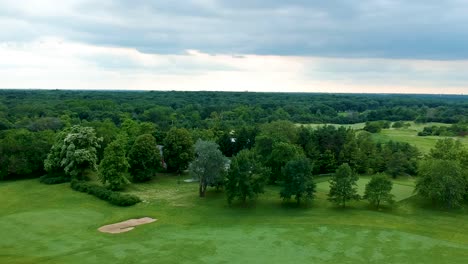 Luxurious-golf-course-in-the-middle-of-Illinois