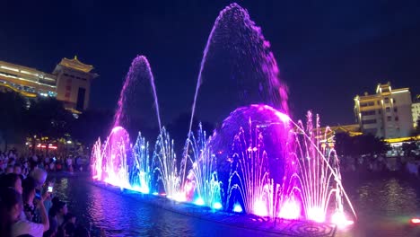 Erstaunliche-Licht--Und-Soundshow-In-Den-Brunnen-Auf-Dem-Zentralen-Stadtplatz-In-Der-Abenddämmerung-In-Xian,-China