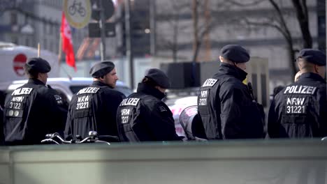 Polizist-Bei-Demonstration-In-Deutschland