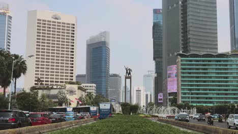 Das-Berühmte-Welcome-Monument-In-Jakarta,-Indonesien-An-Einem-Bewölkten-Tag