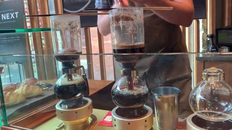 Frische-Aromatische-Kaffeemischungen,-Die-Von-Einem-Erfahrenen-Barista-Mit-Einem-Siphon-Brauer-Handgefertigt-Werden