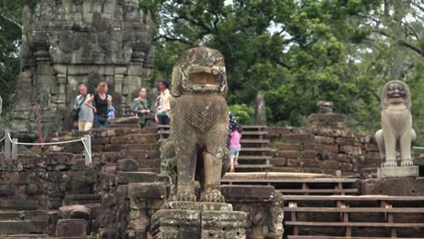 Mittlere-Aufnahme-Von-Touristen,-Die-Die-Tempel-Von-Angkor-Wat-Erkunden