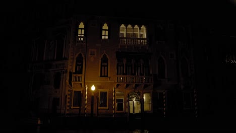 Dynamische-Nachtansicht-Der-Venezianischen-Architektur-Vom-Fahrenden-Boot-Aus