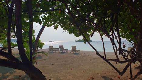 Lockdown-Aufnahme-Von-Strand-Und-Liegestühlen-An-Der-Küste-Der-Malediven