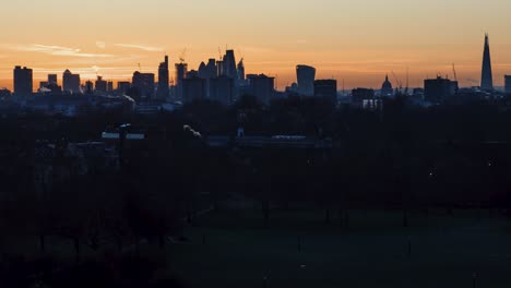 London-skyline-at-sunrise-from-Primrose-Hill-in-Regents-Park