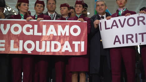 Arbeiter-Von-Air-Italy-In-Uniform-Mit-Transparenten-Protestieren