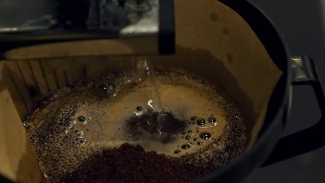 Kaffeefilter-Mit-Durchlaufendem-Kaffee-Und-Wasser-Während-Der-Kaffeepause-Für-Einen-Guten-Schuss-Koffein