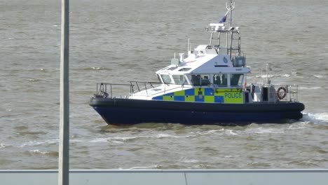 Polizei-Notfallpatrouille-Sicherheit-Auf-Fluss-Mersey-Windige-Flut