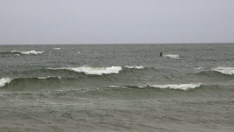 Dos-Hombres-Practicando-Kitesurf-Durante-El-Invierno-En-El-Mar-Báltico