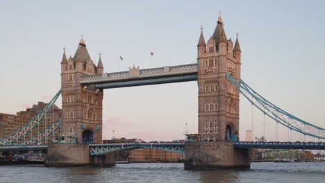 Ikonischer-Blick-Auf-Die-Berühmte-Tower-Bridge-Am-Ersten-Tag-Nach-Dem-Brexit
