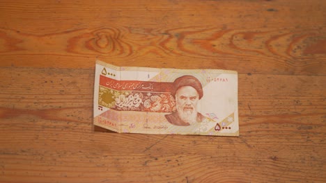 Iranische-Rial-Banknote-Aus-Der-Brieftasche-Nehmen-Und-Auf-Den-Tisch-Legen