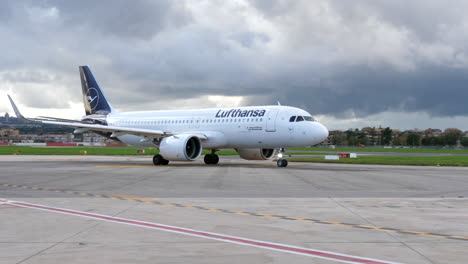 Un-Avión-Airbus-De-Lufthansa-Que-Se-Dirige-Hacia-La-Pista-Para-Despegar,-Napoli,-Italia