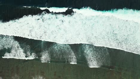 Dramatische-Meeresszene-Mit-Fantastischen-Weißen-Wellen,-Die-Am-Sandufer-Der-Tropischen-Insel-In-Hawaii-Spritzen-Und-Schäumen