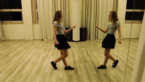 Bailarina-Adolescente-Talentosa-En-Cámara-Lenta-Bailando-Frente-A-Un-Espejo