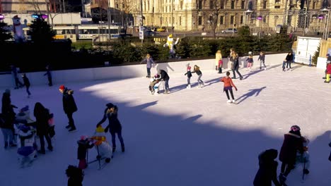 Menschen,-Die-In-Der-Öffentlichkeit-Eislaufen