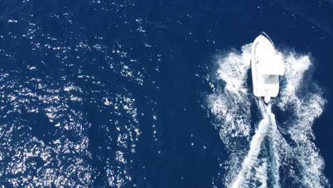 Luftbild-Von-Oben-Nach-Unten-Auf-Das-Luxus-Schnellboot,-Das-Sich-Auf-Dem-Blauen-Ozean-Bewegt-Und-Wellen-Schlägt