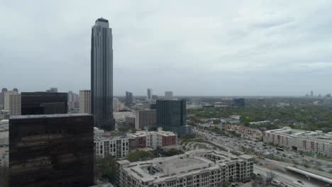In-Diesem-Video-Geht-Es-Um-Eine-Luftaufnahme-Des-Williams-Tower-Und-Des-Einkaufszentrums-Galleria-In-Houston,-Texas