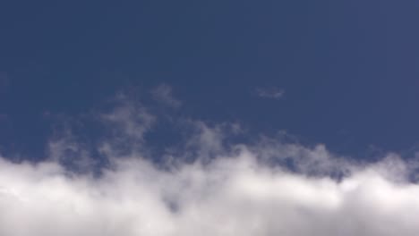Cielo-Azul-Con-Nubes-Blancas,-Movimiento-De-Pista