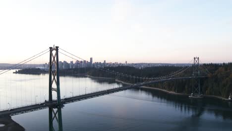 Imágenes-Aéreas-De-4k-Del-Puente-Lions-Gate-En-La-Mañana-Mirando-Vancouver-Y-Stanley-Park-Moviéndose-Hacia-El-Puente
