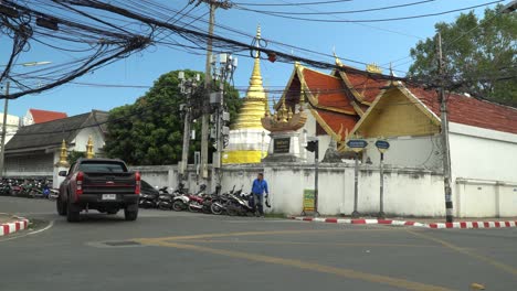 Chiang-Mai-Street-Mit-Tempel-Im-Hintergrund