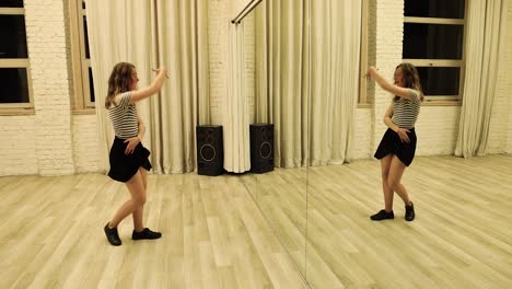 Talentierte-Teenager-Tänzerin-In-Zeitlupe,-Die-Vor-Einem-Spiegel-Tanzt