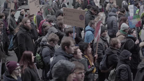 Multitud-De-Personas-Marchando-Contra-Artikel-13,-Berlín,-Alemania