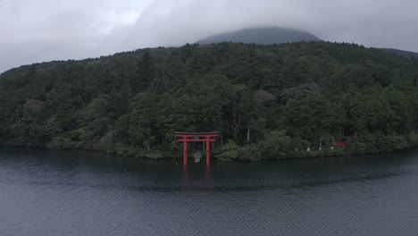 Drone-Pull-Back-Enthüllt-Aufnahme-Des-Ashinoko-Sees-Mit-Einem-Roten-Torii-Tor-Im-Fuji-Hakone-Izu-Nationalpark,-Japan