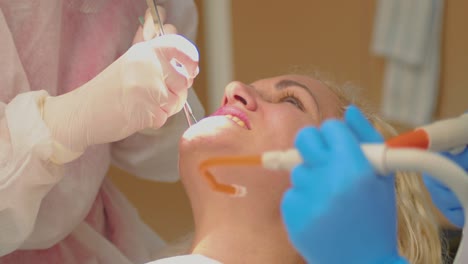 Primer-Plano-De-Una-Paciente-En-La-Clínica-Dental-Durante-El-Tratamiento