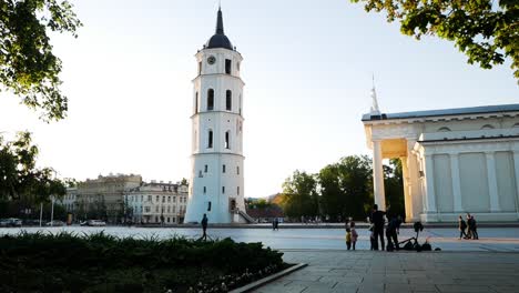 Entfernte-Menschen,-Die-An-Der-Kathedrale-Der-Stadt-Vilnius-Und-Dem-Glockenturm-In-Der-Litauischen-Hauptstadt-Vorbeigehen