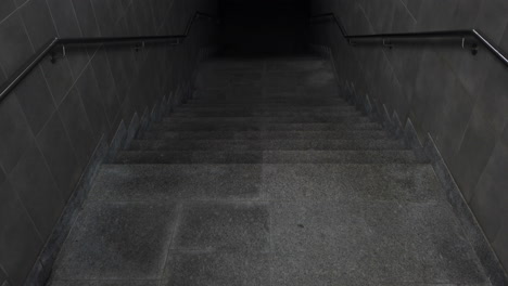 Eine-Treppe-Auf-Einem-Bahnsteig-Hinuntergehen