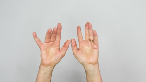 Zwei-Hände-Machen-Magische-Finger,-Wobei-Die-Finger-Energisch-Vor-Einem-Weißen-Hintergrund-Flackern