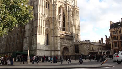 Tilt-Shot-Von-Westminster-Abbey-In-London-An-Einem-Sonnigen-Tag-Mit-Blauem-Himmel
