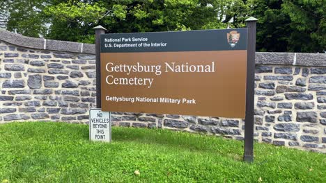 Sign-at-entrance-of-Gettysburg-National-Cemetery,-National-Park-Service
