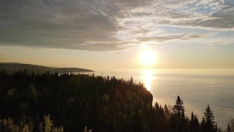 Sonniger-Morgen-Am-Lake-Superior-Minnesota,-Luftaufnahmen-Palisade-Head