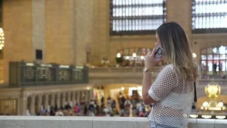 Una-Mujer-Hablando-Por-Su-Teléfono-Celular-En-La-Gran-Estación-Central-De-La-Ciudad-De-Nueva-York