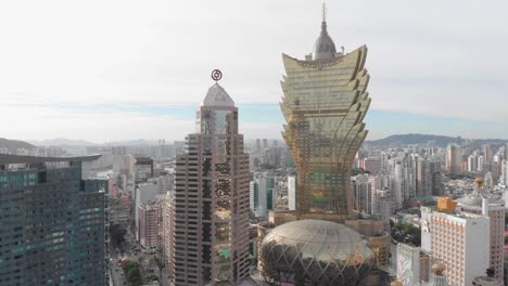 Rotierende-Luftaufnahme-Des-Stadtbildes-Von-Macau-Einschließlich-Des-Berühmten-Grand-Lisboa-Hotels