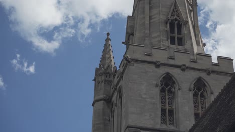 Schöne-Aussicht-Auf-Die-Zweier-Der-Majestätischen-Kirche-In-Cambridge-City,-England,-Blauer-Himmel-Und-Weiße-Wolken-Im-Hintergrund