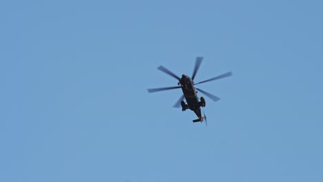 Helicóptero-Militar-Volando-Por-Encima-Bajo-Un-Cielo-Despejado