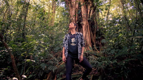 Zeitlupe-Einer-Jungen-Frau,-Die-Wilde-Tropische-Tiere-Im-Dschungel-In-Tambor,-Costa-Rica,-Entdeckt